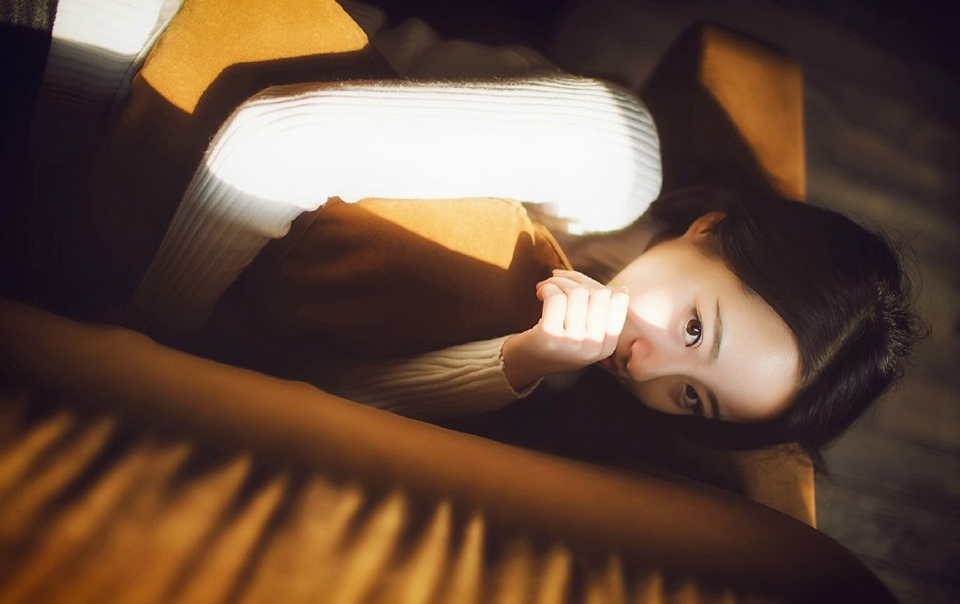 命运如同手中的掌纹，无论多曲折，终掌握在自己手中。